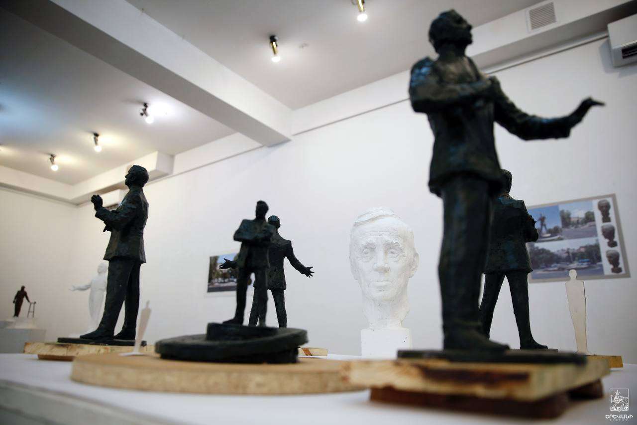 Շառլ Ազնավուրի հուշարձանի համար հայտարարված բաց մրցույթի 37 հայտ-էսքիզներից որևէ մեկը չի ընտրվել