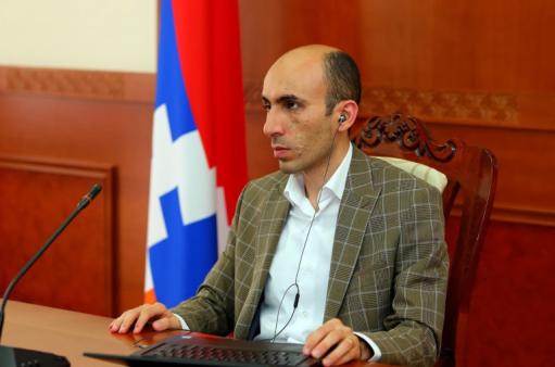 Օդանավակայանում հավաքված արցախցիները պահանջում են ուղղաթիռներով տարհանում