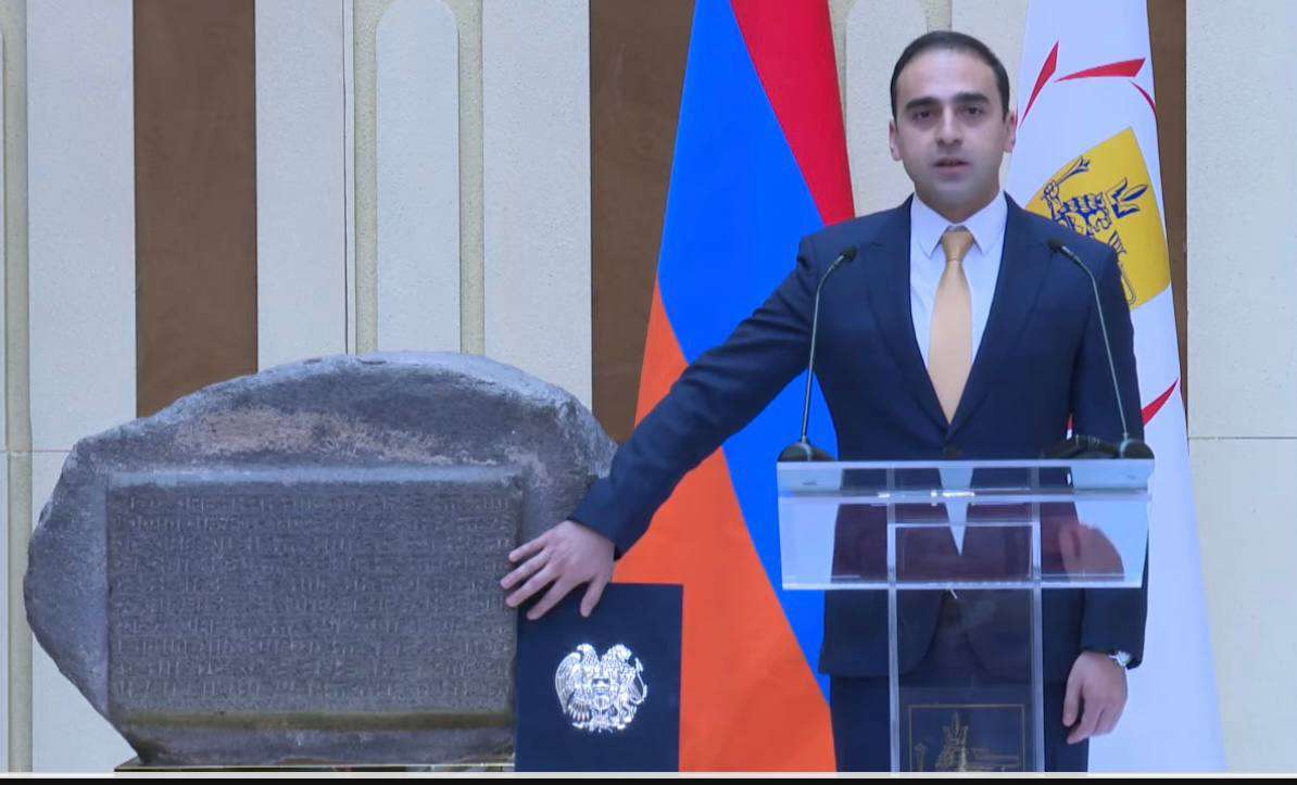 Մեդիայի համար փակ երդմնակալություն և մեկ մարդու կամոք ընտրված քաղաքապետ