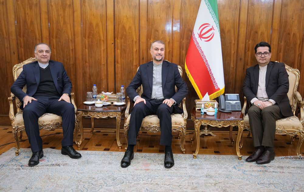Իրանի ԱԳ նախարարը հանդիպել է ՀՀ-ում և Ադրբեջանում Իրանի դեսպաններին