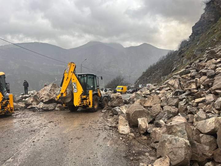 Սյունիքի մարզում ժայռային հատվածներով անցնող ճանապարհներին քարաթափումներ են լինում