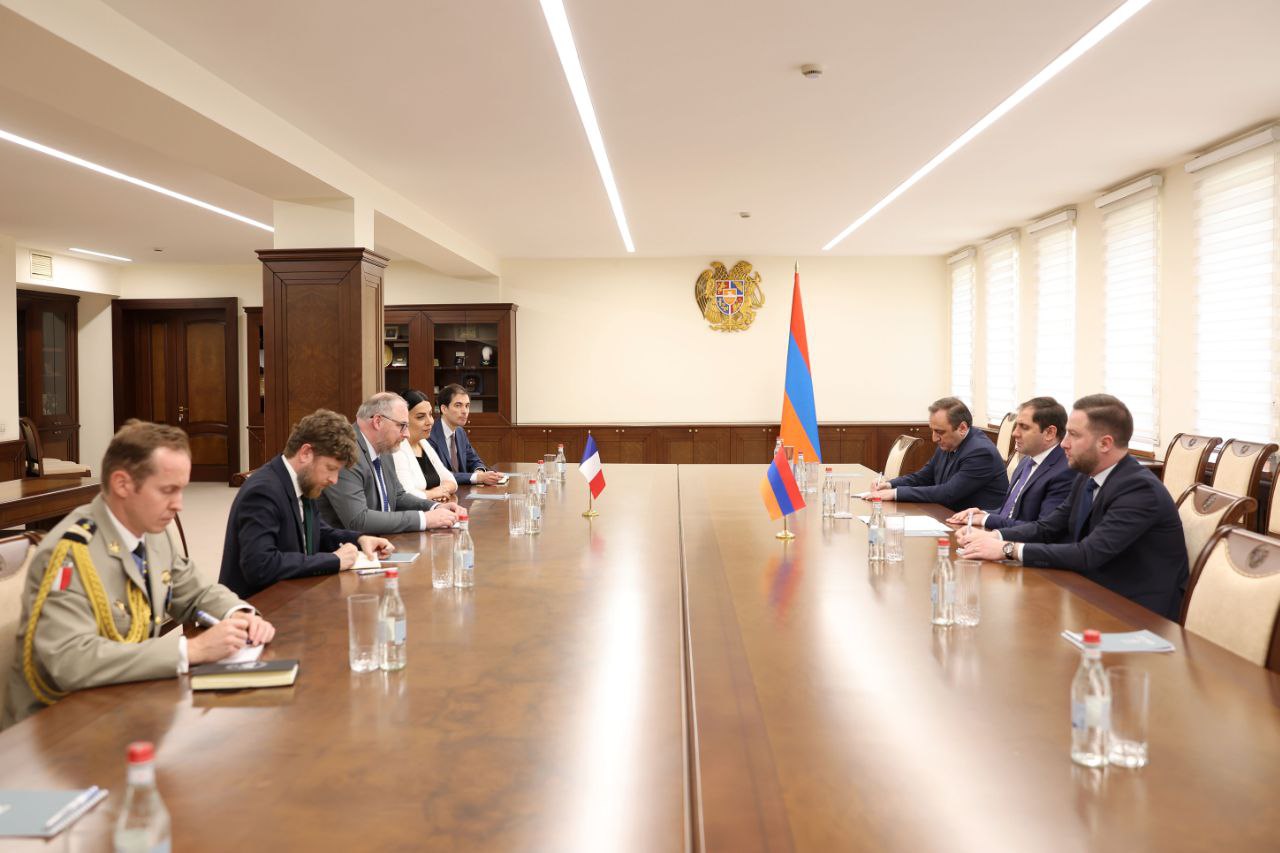 Պապիկյանն ընդունել է Ֆրանսիայի Սենատի անդամ Ռոնան լը Գլյոյին