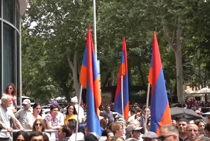 ԱԳՆ-ի շենքի դիմաց իրավիճակը լարվել է