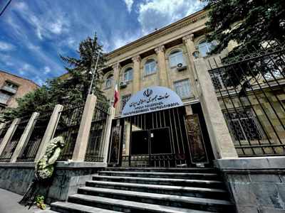 Քաղաքացիները ծաղիկներ են խոնարհում ՀՀ-ում Իրանի դեսպանատան առջև