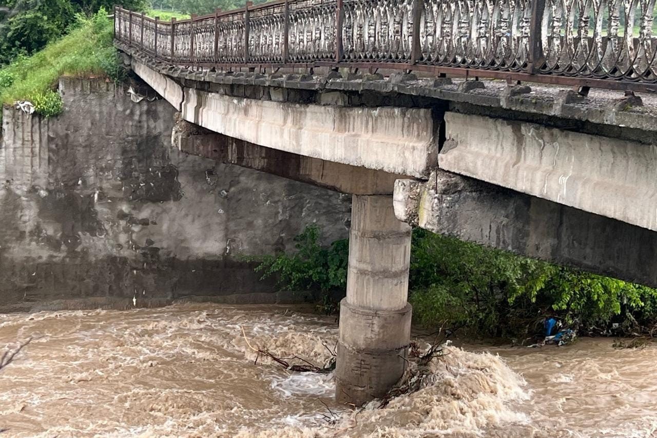 Խաշթառակ տանող կամուրջը նույնպես վնասված է