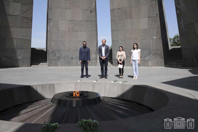 Ավստրիացի խորհրդարանականը ծաղիկներ է խոնարհել Ծիծեռնակաբերդում