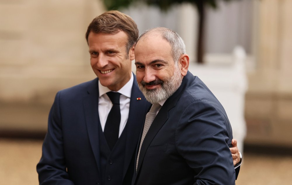 Ֆրանսիան ուս-ուսի կանգնած է ՀՀ վարչապետի կողքին. Մակրոն