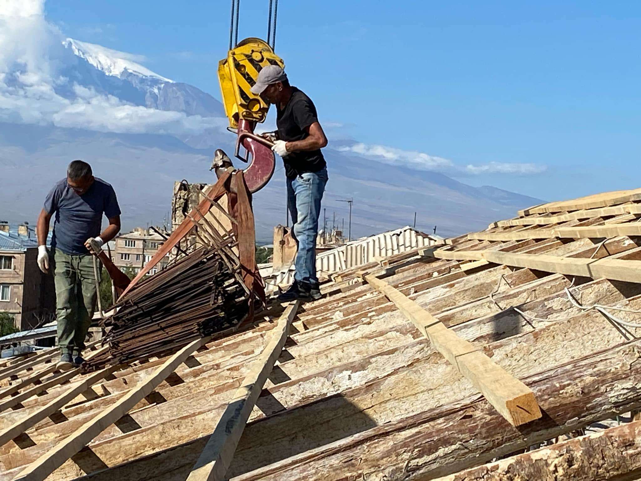 Սուբվենցիոն ծրագրով հիմնանորոգվում է Արարատ քաղաքի 6 շենքի տանիք