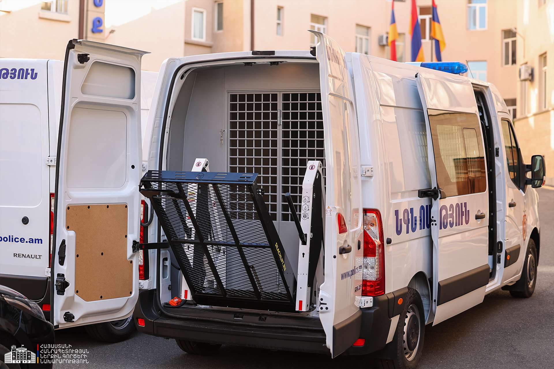 Հատուկ կահավորված մեքենաներ՝ ձերբակալվածներին տեղափոխելու համար