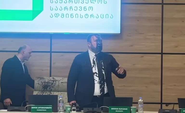 Վրաստանի ԿԸՀ նախագահի վրա ներկ են լցրել