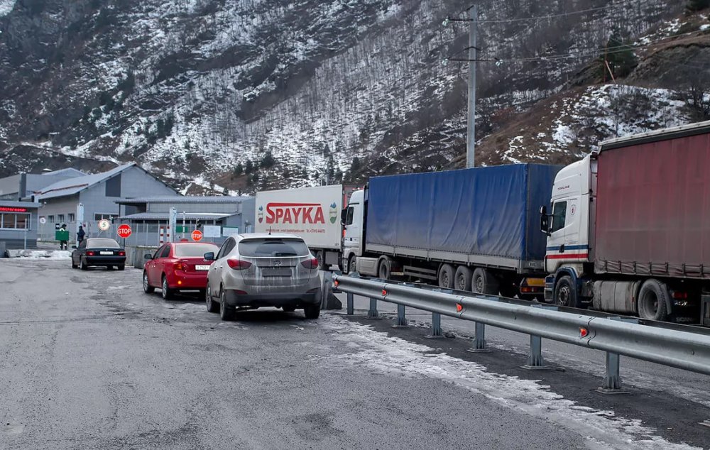 Վերին Լարսի մոտ ավելի քան 250 հայկական բեռնատար է սպասում