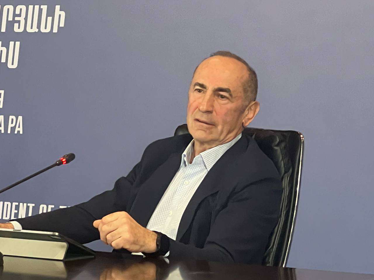 Արագ փոխելու է կոշիկներն ու զանգելու ՌԴ նախագահին. Քոչարյան