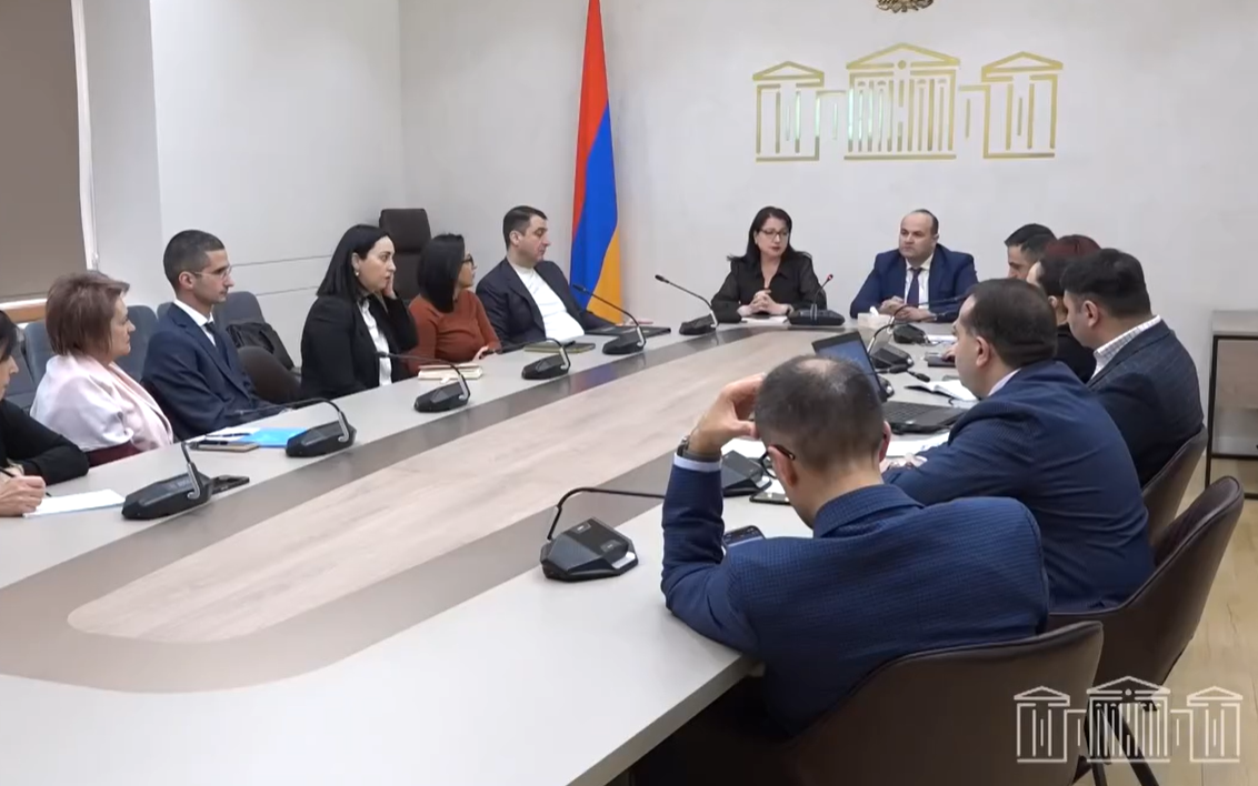 Առաջարկում է կրճատել աշխատաժամանակի տեւողությունը՝ այն դարձնելով օրական 8-ից 7 ժամ