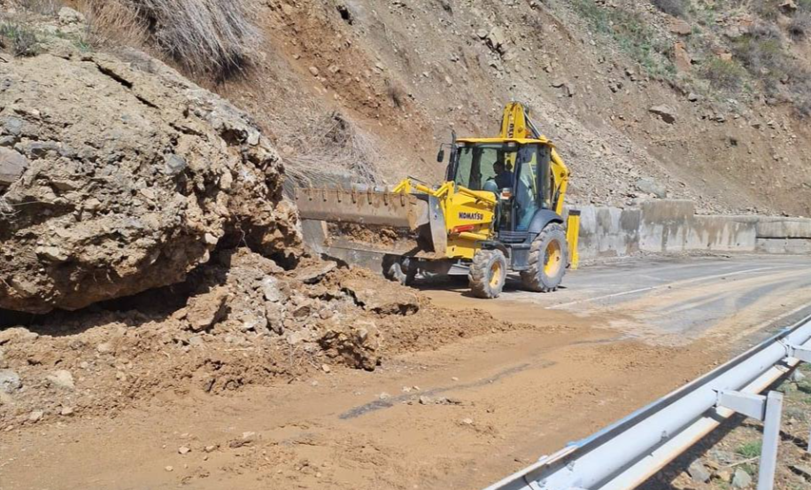 Շաքի-Սիսիան-Դաստակերտ-Ցղունի ճանապարհին հսկայական քարաբեկոր է ընկել