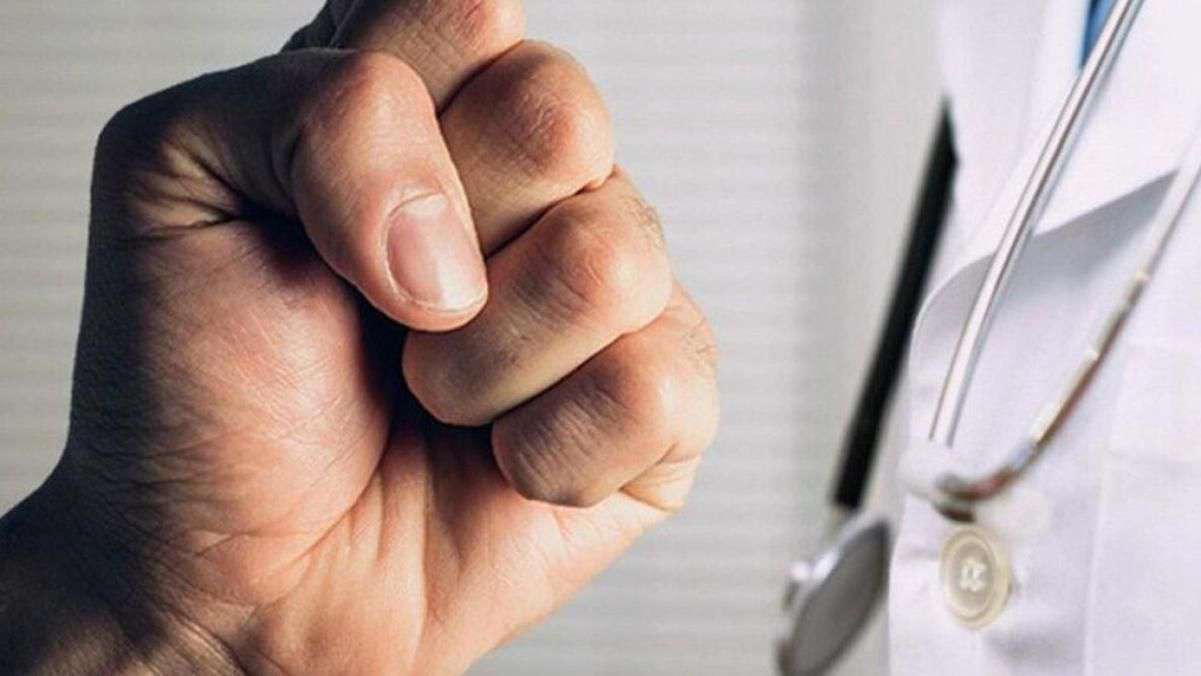 Դանակով զինված քաղաքացին հարձակվել է բուժաշխատողների վրա