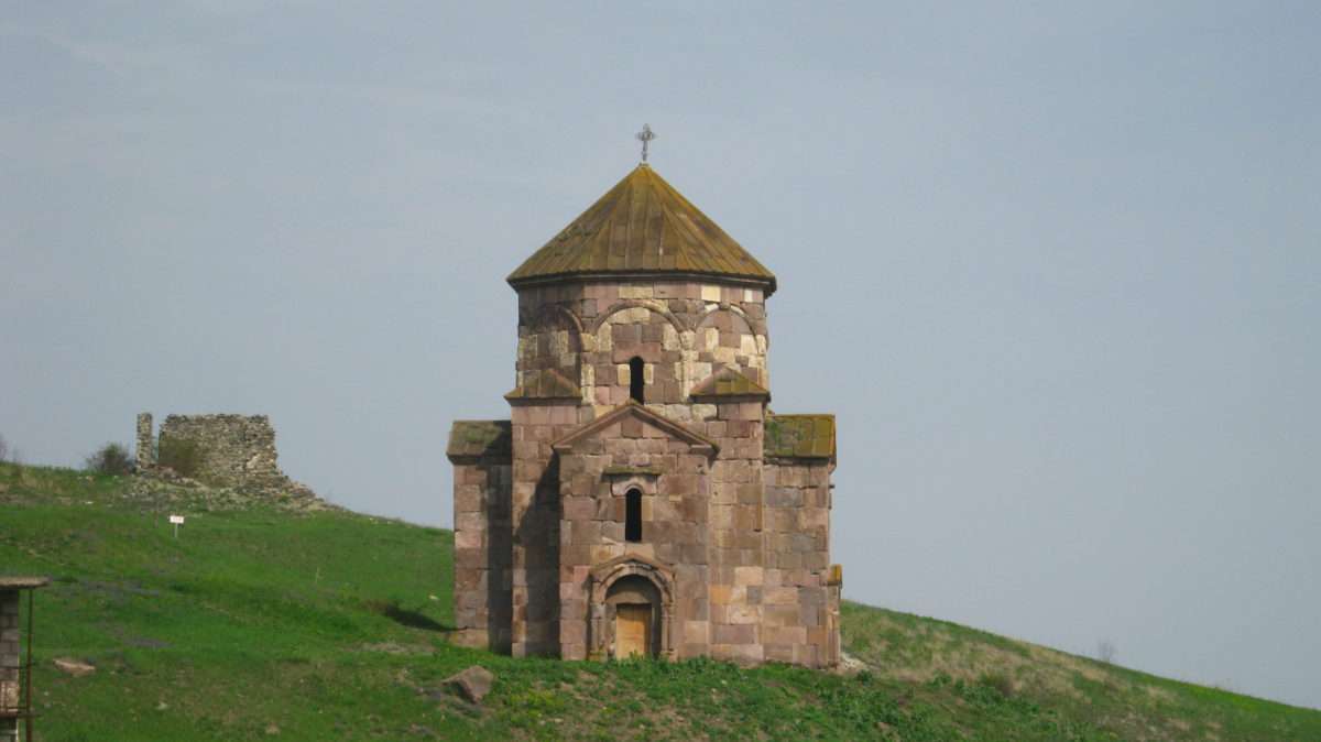 Ոսկեպարի եկեղեցու մուտքի մոտ զարմանքով արձանագրեցի, որ փշալարեր կան. վարչապետ