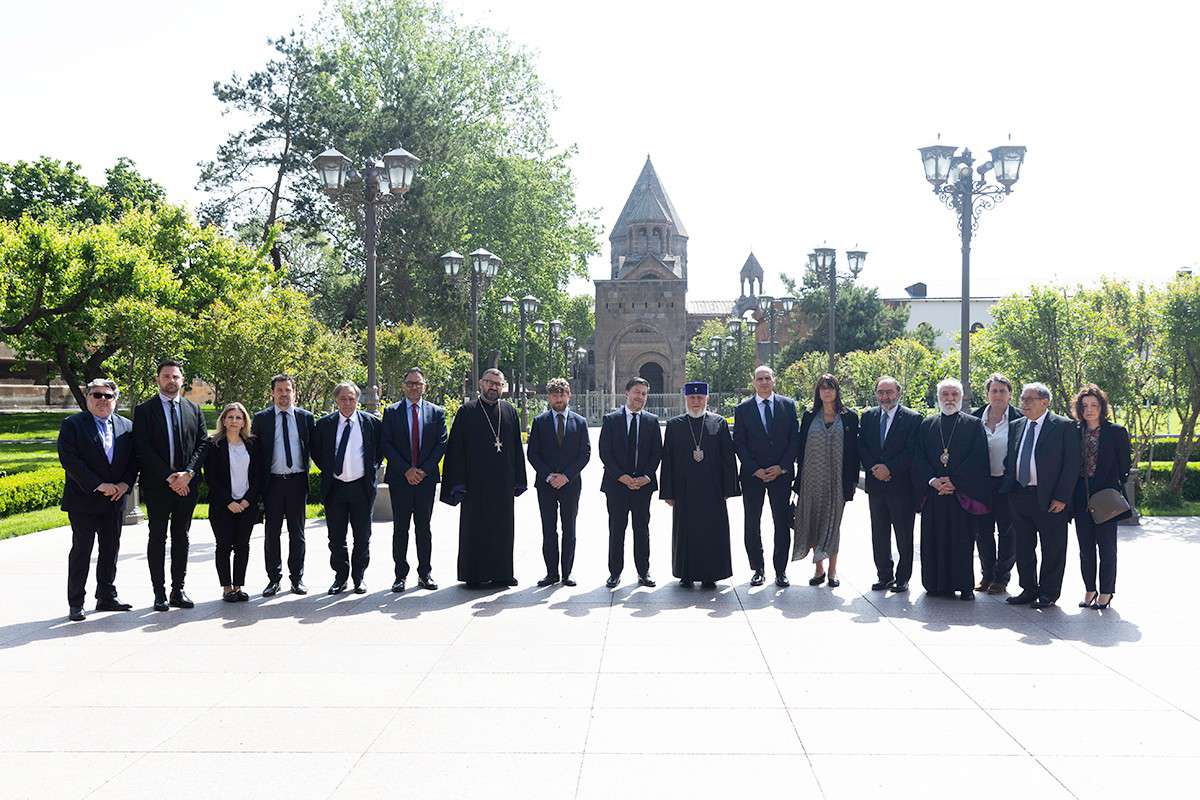 Կաթողիկոսն ընդունել է Մարսելի քաղաքապետի գլխավորած պատվիրակությանը