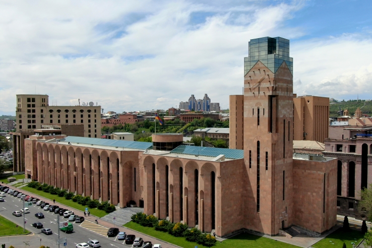 Կաշառք ստանալու մեղադրանքով ձերբակալվել է քաղաքապետարանի 2 պաշտոնյա