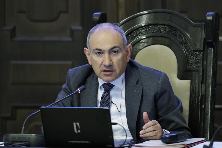 Սրբազան, գնա շարունակիր քեռուդ կնգան դոմփել, ինձ հետ ի՞նչ գործ ունես. Փաշինյան