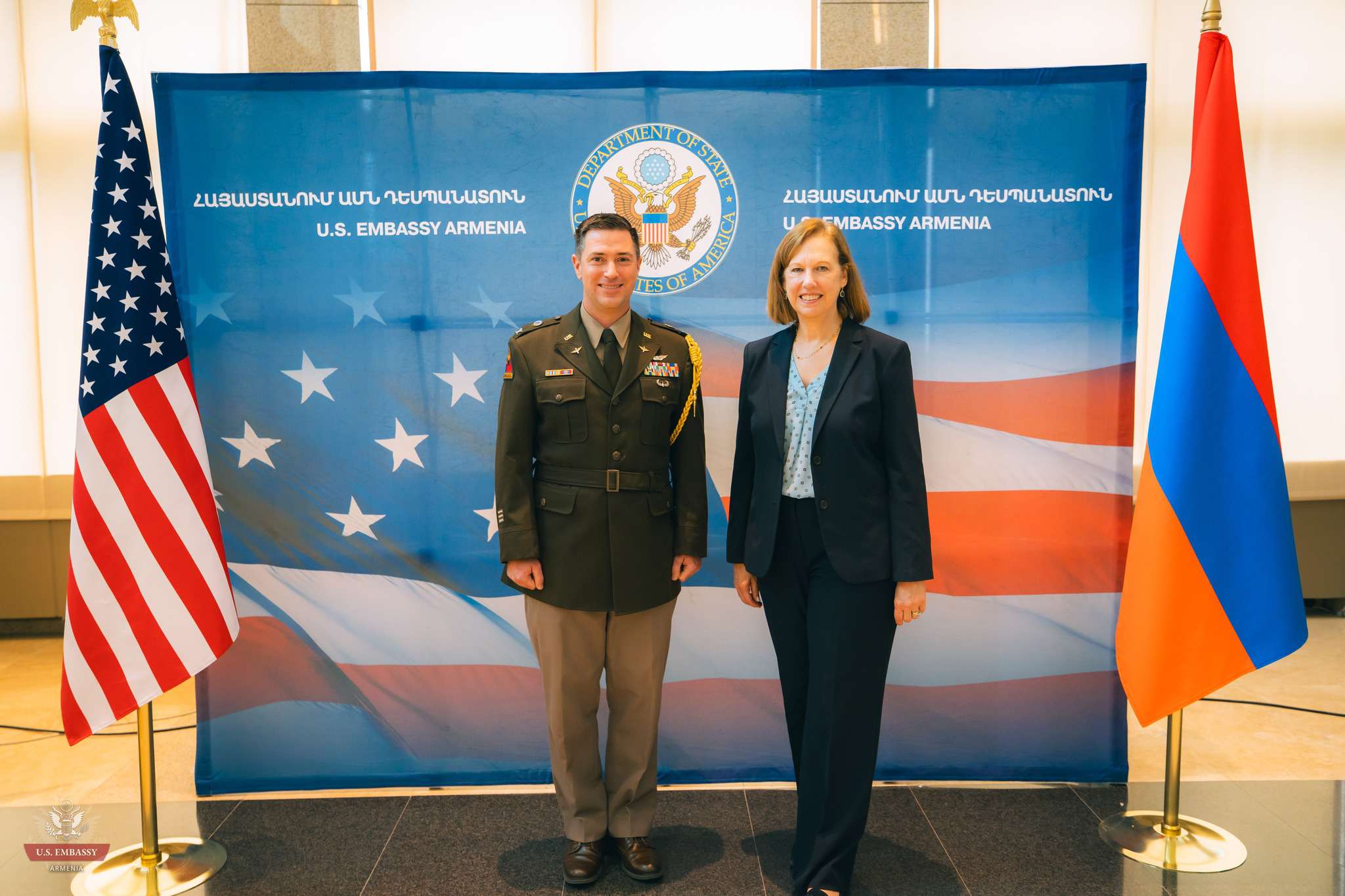 Դեսպան Քվինը մեծարման պաշտոնական արարողությամբ պատվել է գնդապետ Սթիլին