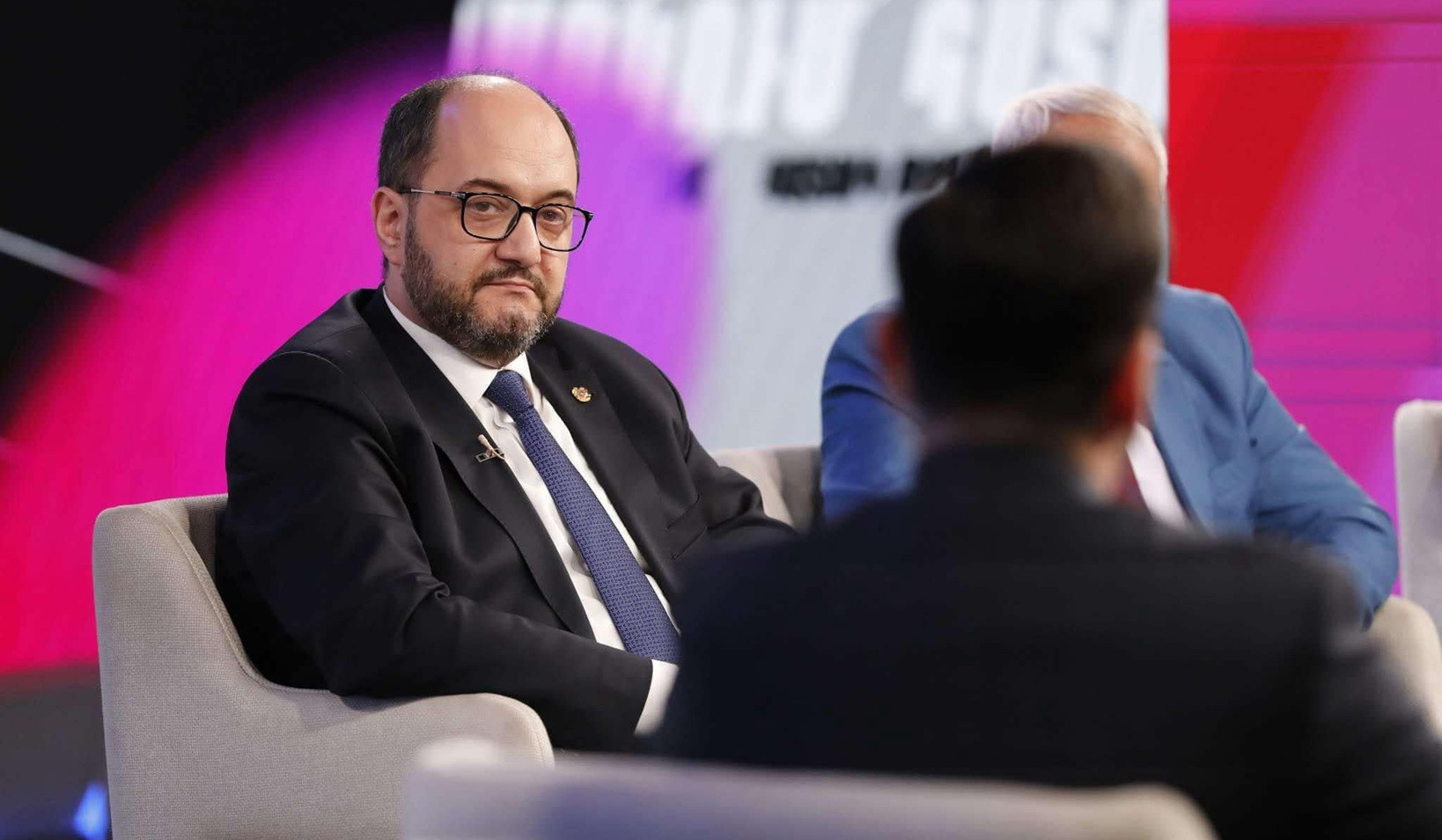 Հա դե սրբազանն է էլի, հո չարե՞ց, աչք փակեք. Արայիկ Հարությունյանը հիշեցրել է «աչք փակելու» հետևանքը