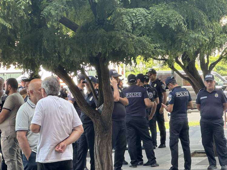 ԼՂ-ից տեղահանվածները բողոքի ակցիա են անում