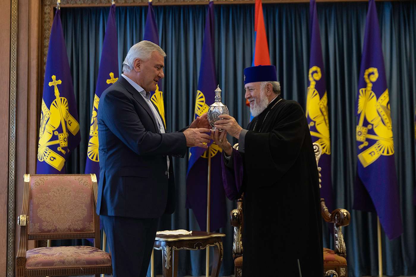 Վեհափառը շնորհավորել է Սամվել Կարապետյանին