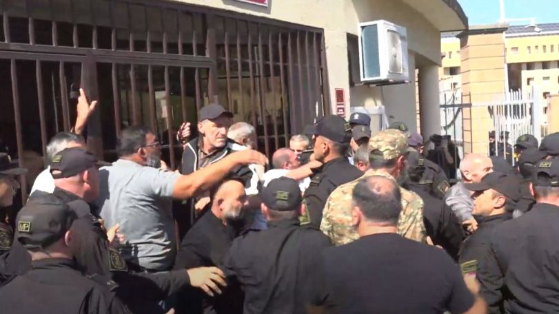 Լարված իրավիճակ ՊՆ դիմաց. Անհետ կորածների հարազատների ու ՌՈ աշխատակիցների միջև քաշքշոց սկսվեց