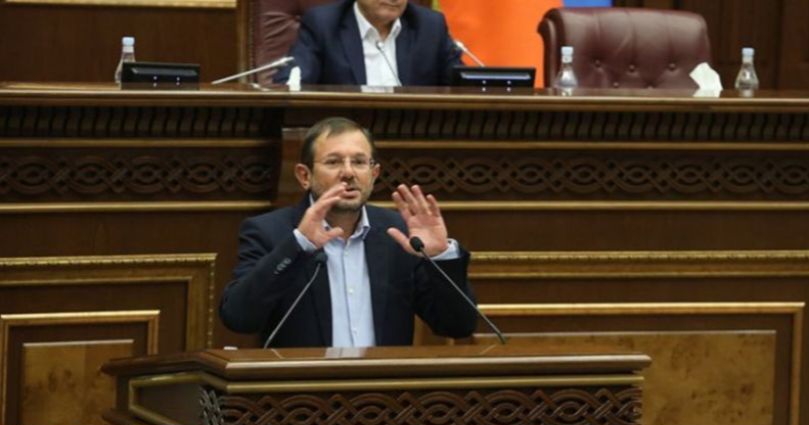 Գնացեք ու պաշտպանեք Կադիրովի մոլի երկրպագու կարգալույծ եղած քահանային.  Մանուկյան