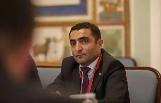 Գյումրիում «կոնսենսուս-1» ձևաչափի անփառունակ վախճանի ականատեսն ենք. Ռոմանոս Պետրոսյան