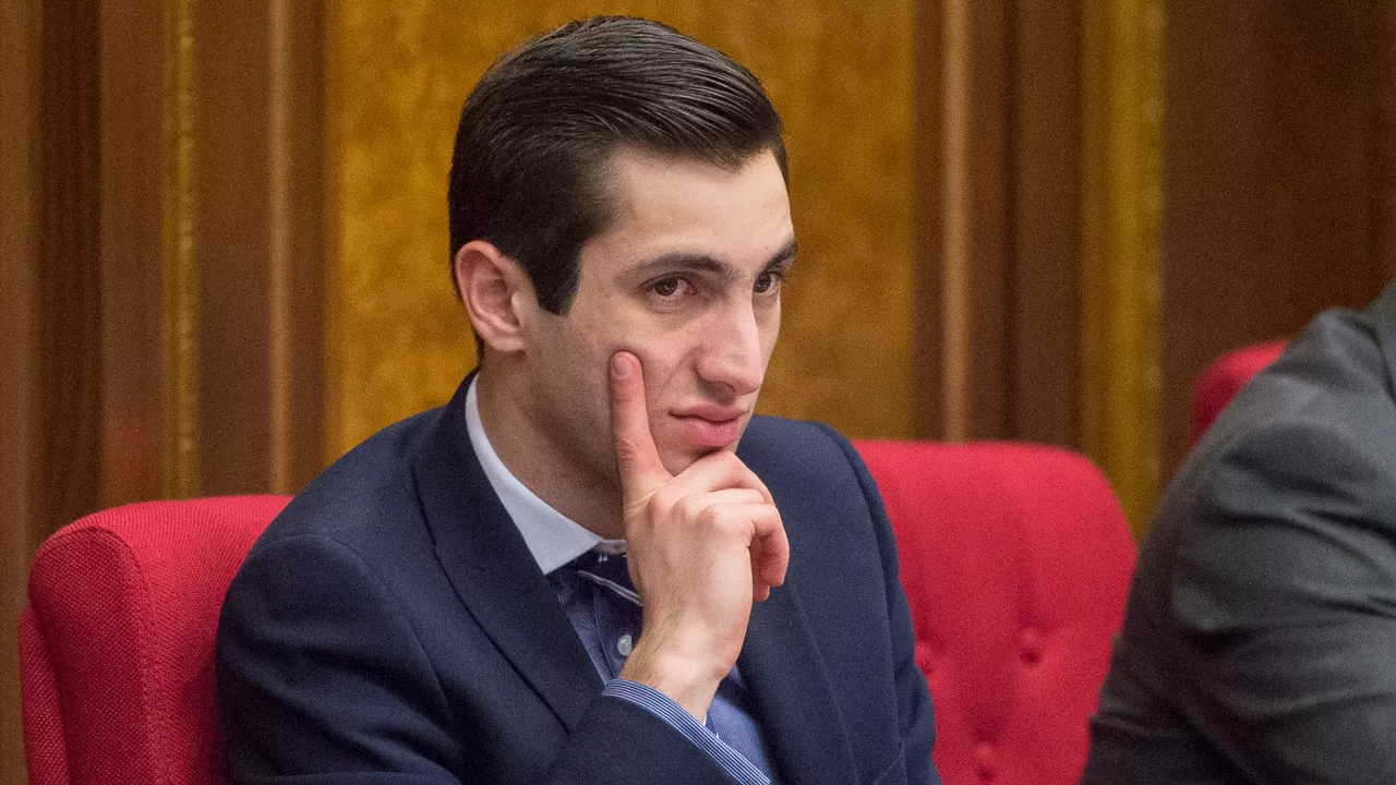 Բանկային համակարգո՞ւմ էլ է «բարդակ» տիրում. Խաժակյան