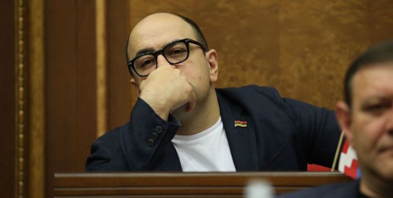 Իմպիչմենտի գործընթացում այս փուլում ամենաէական գործողությունն անկախ պատգամավորների ստորագրությունների ներգրավումն է. Մամիջանյան