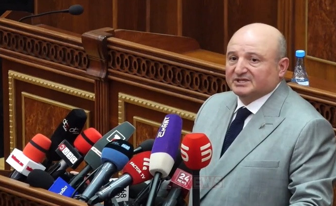 Աշխատակիցները թույլ չեն տալիս դիմակավորված ուժայիններին ձերբակալել Վարդան Ղուկասյանին