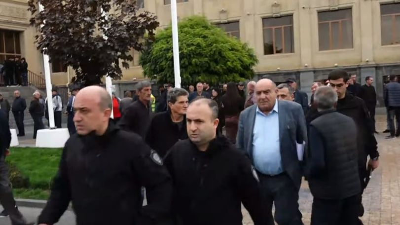 Գյումրու գլխավոր ճարտարապետ Հենրիկ Գասպարյանը քննիչների ուղեկցությամբ դուրս եկավ քաղաքապետարանի շենքից