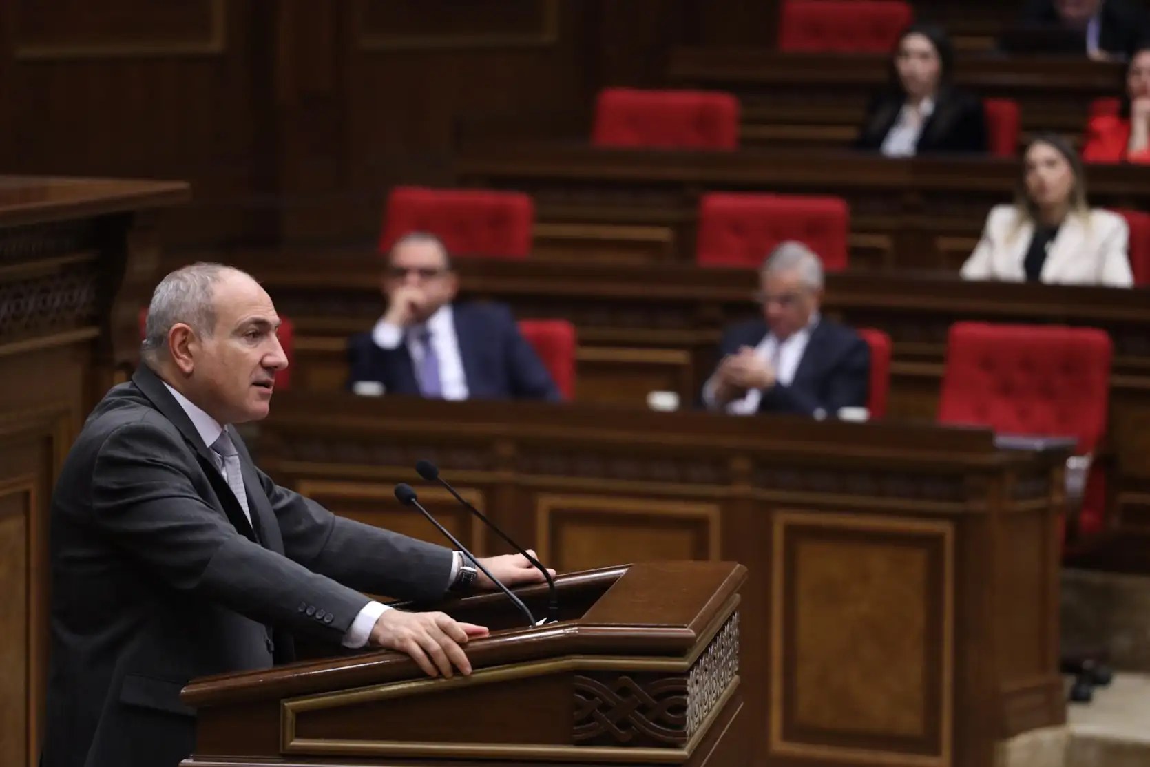 Պետք է դադարել խոսել նախկինների մասին. վարչապետ