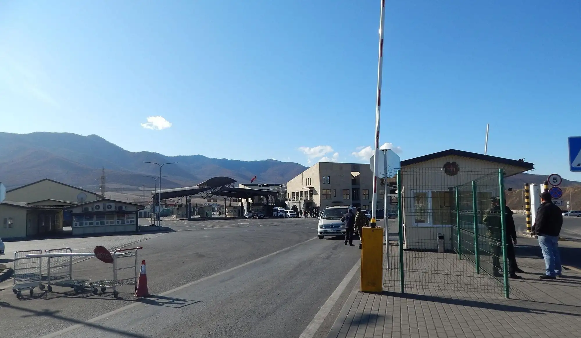 Պետական սահմանի ցամաքային անցման կետերի հարևանությամբ կլինեն վճարովի կայանատեղիներ