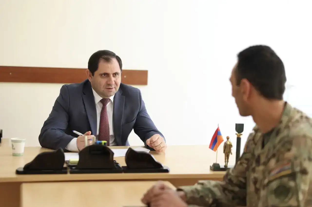 Պապիկյանն առանձնազրույցներ է ունեցել զորամասի սպաների հետ