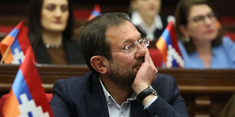 Ծաղիկ ու թիթեռ նկարելուց բացի, այլ բան չկա. Գեղամ Մանուկյան