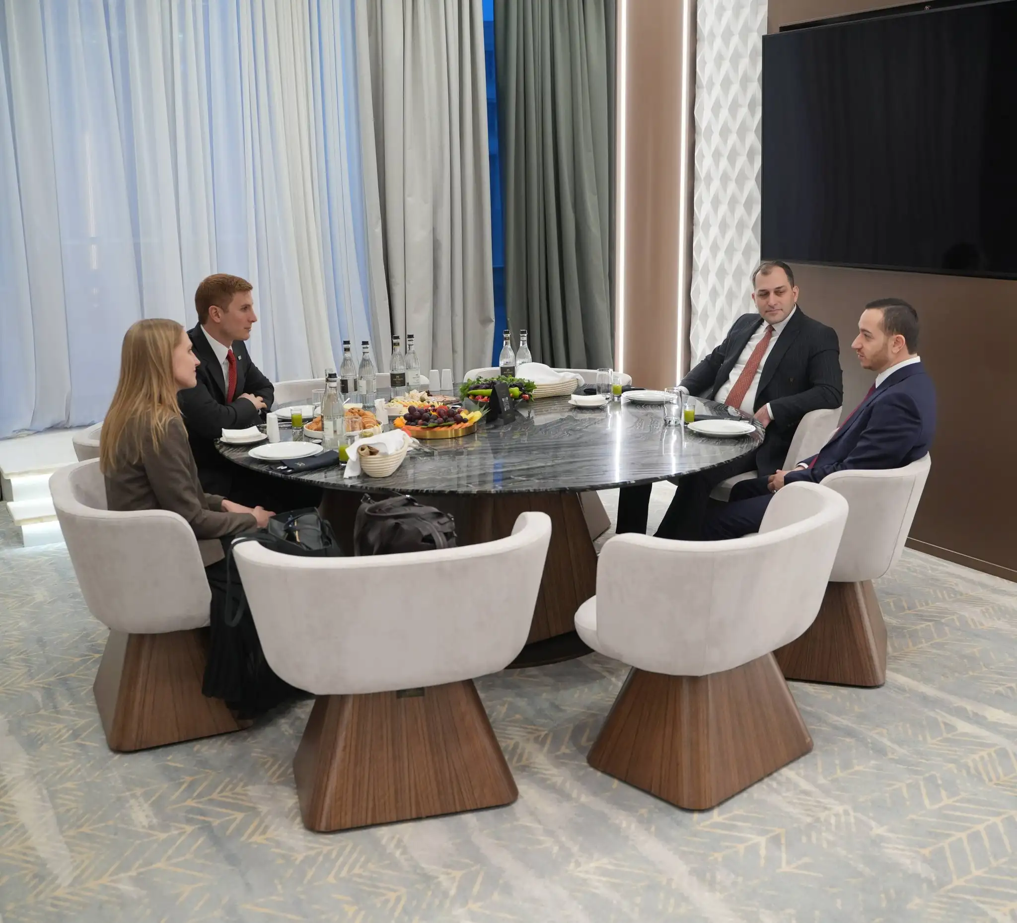 Մխիթար Հայրապետյանը հանդիպում է ունեցել ԱՄՆ պետքարուղարի տեղակալի հետ