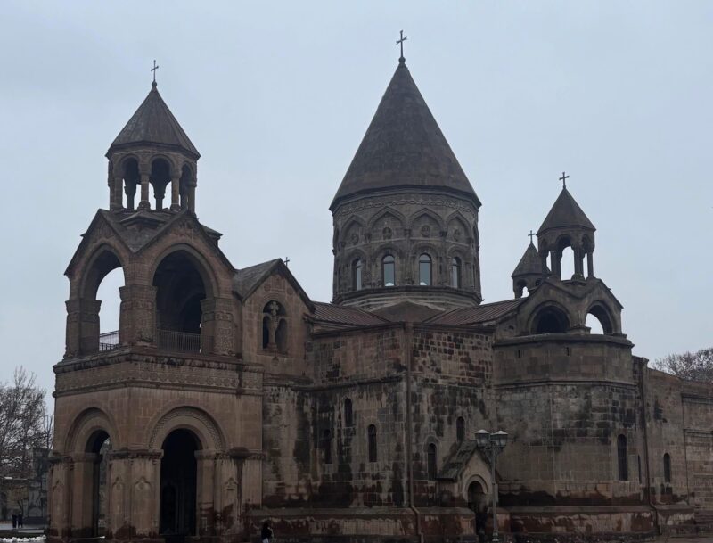 Ֆրանսահայերը կոչ են անում դադարեցնել եկեղեցու դեմ արշավը