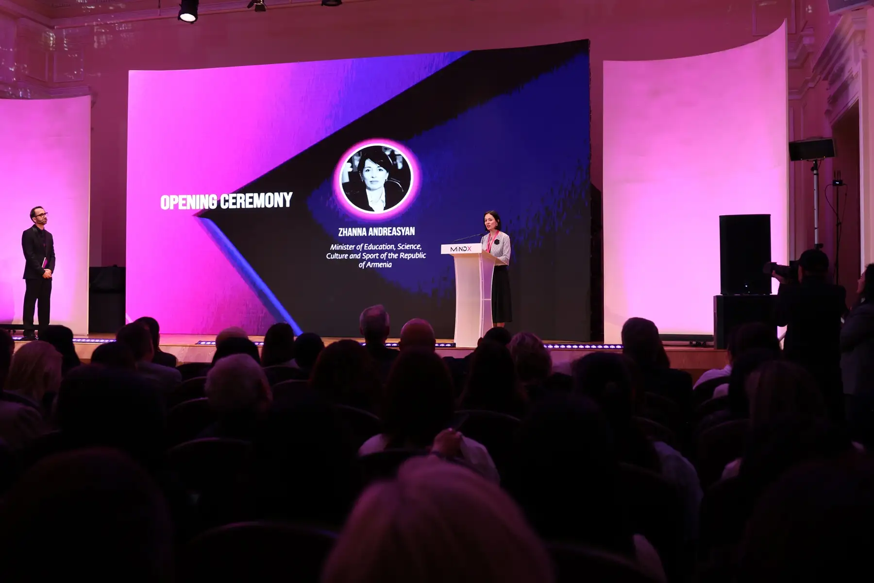 Կրթությունը պետք է լուսավորի և թևեր տա երեխաներին․ Ժաննա Անդրեասյան