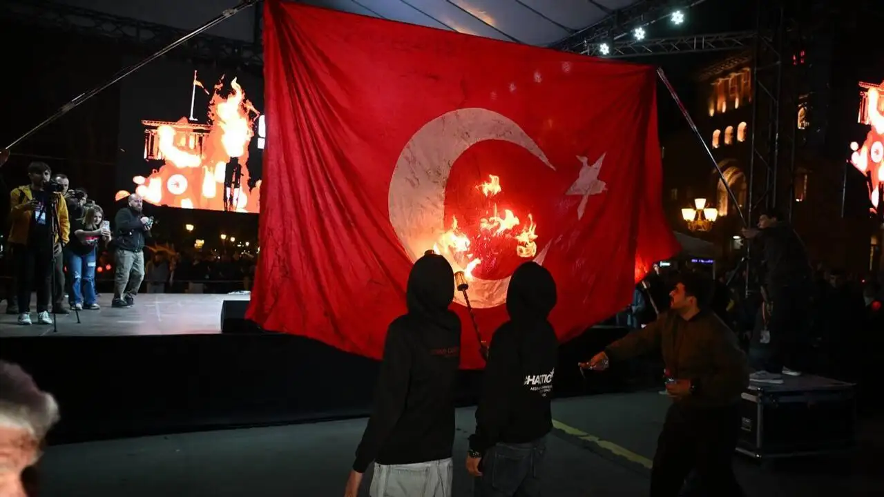 Բաքուն կոչ է անում պատասխանատվության ենթարկել Երևանում Թուրքիայի դրոշի այրման մասնակիցներին