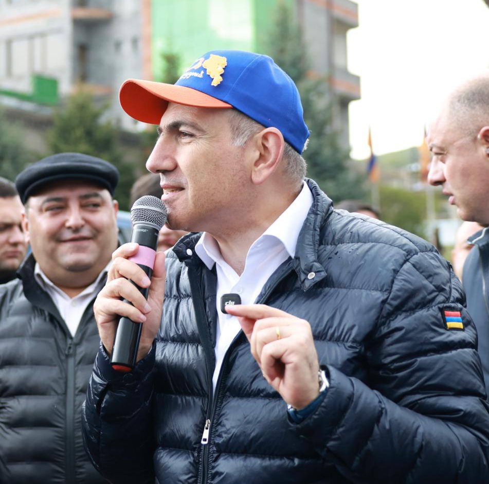 Մեզ վախեցնում են 300 հազար ադրբեջանցի փախստականի վերադարձով. Փաշինյան