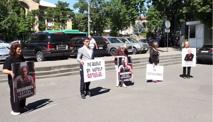 Մեր քվեները գողացել են․ ԴՕԿ-ի բողոքի ակցիան՝ ՍԴ բակում