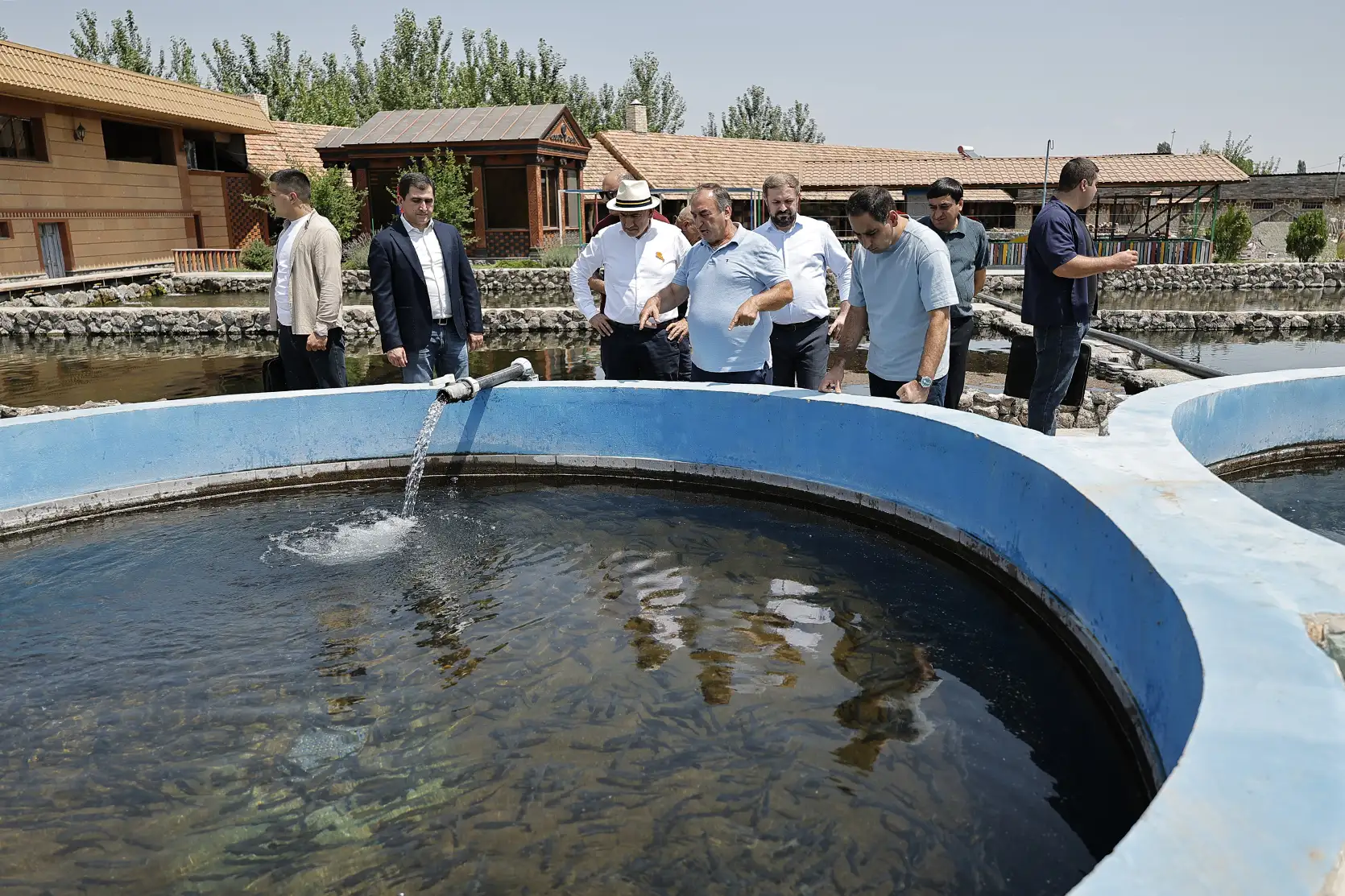 Վարչապետն այցելել է Ջրառատ բնակավայրում գործող ձկնաբուծարան