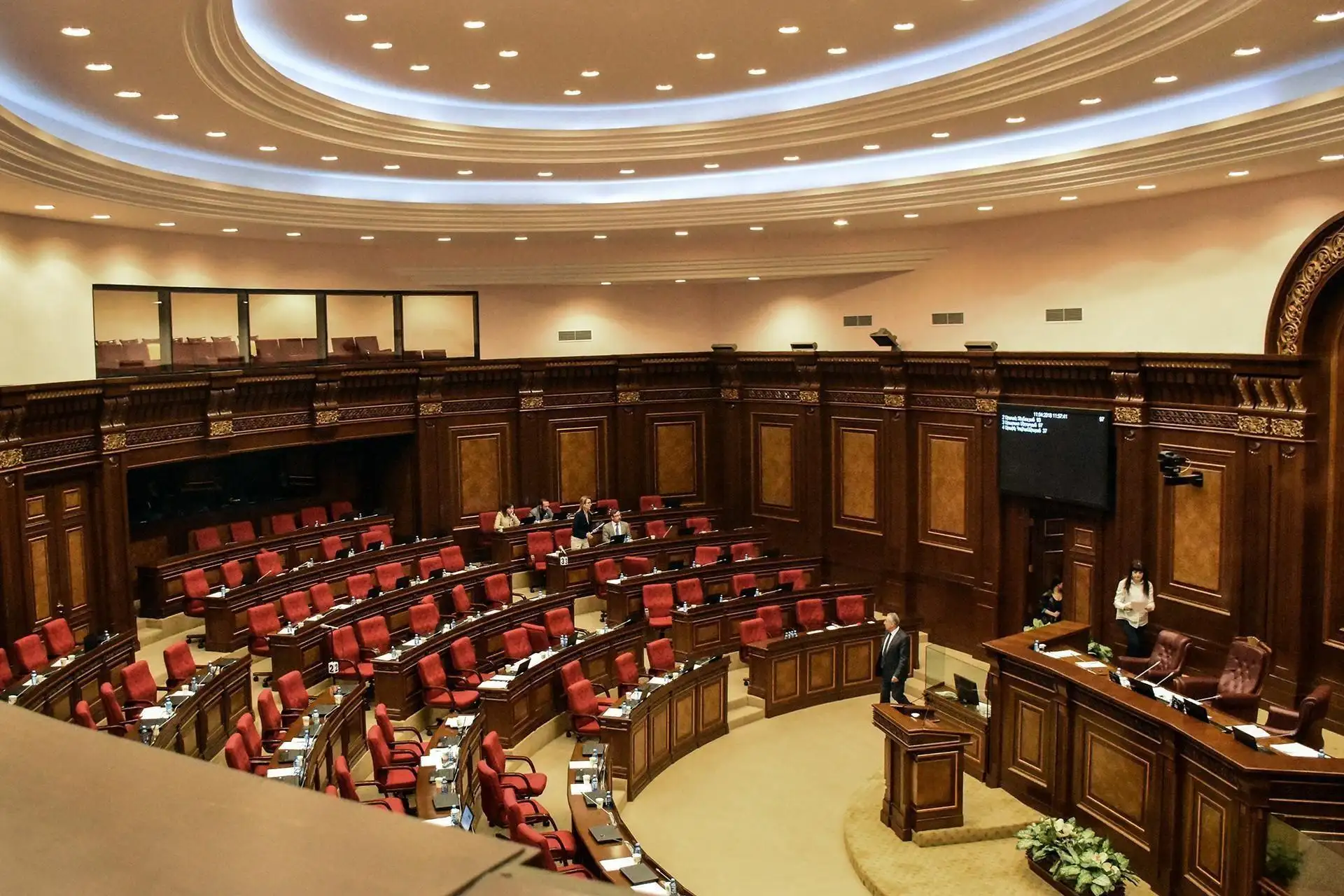 Միջադեպից հետո «Ուժեղ Հայաստան» և «Հայաստան» խմբակցությունների պատգամավորները լքեցին նիստերի դահլիճը