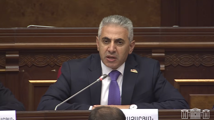 Մեր երկրում ոչ թե ձեզ պետք է պատգամավորները հարցեր տային, այլ հատկապես կարևորագույն հարցերով քննիչը. Ղազարյանը Փաշինյանին