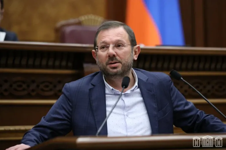 Էս գալու ա բոլորիս տները. Գեղամ Մանուկյան