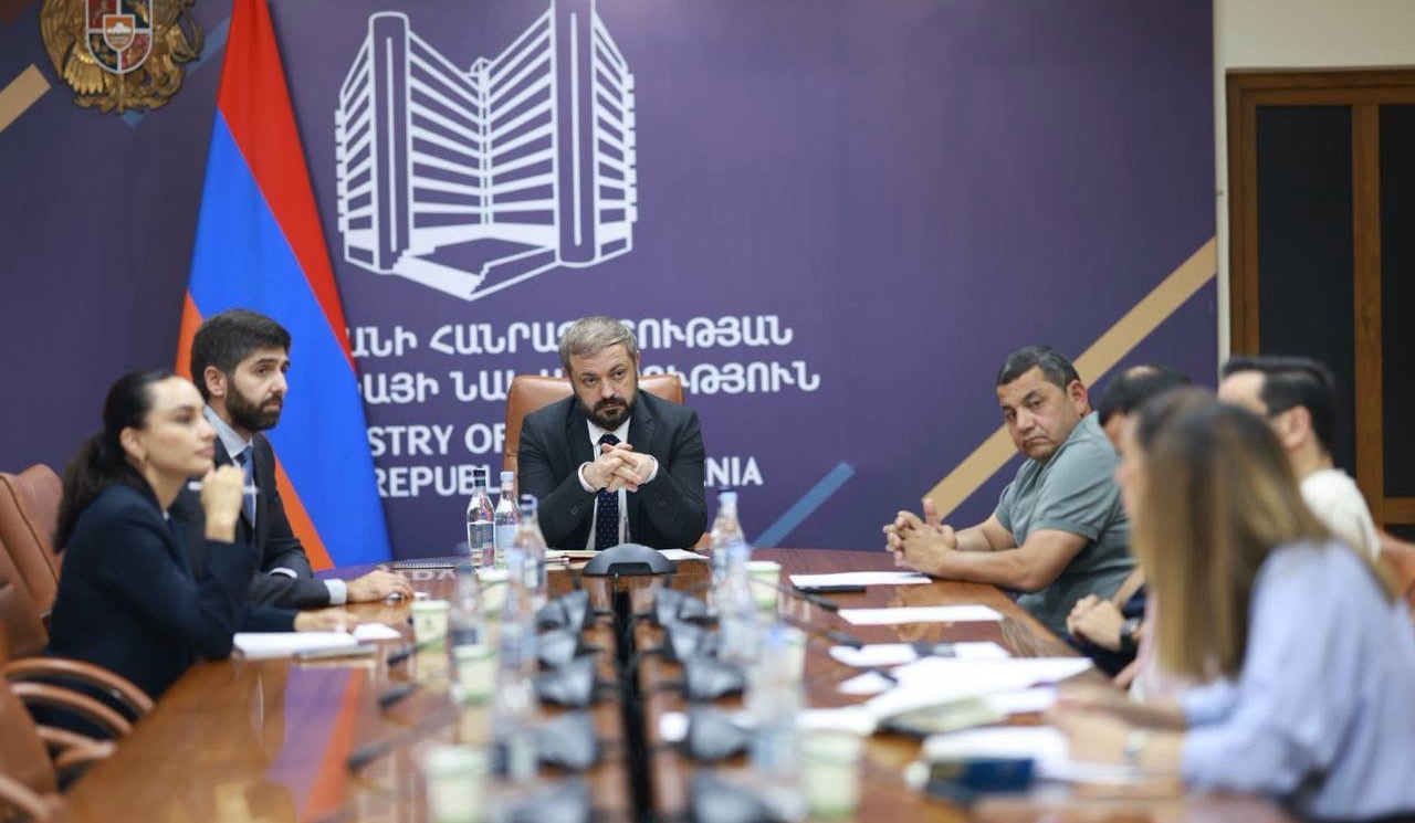 Պապոյանը վարդի արտադրությամբ զբաղվող մի շարք տնտեսվարողների հետ քննարկել է արտահանմանն առնչվող հարցեր