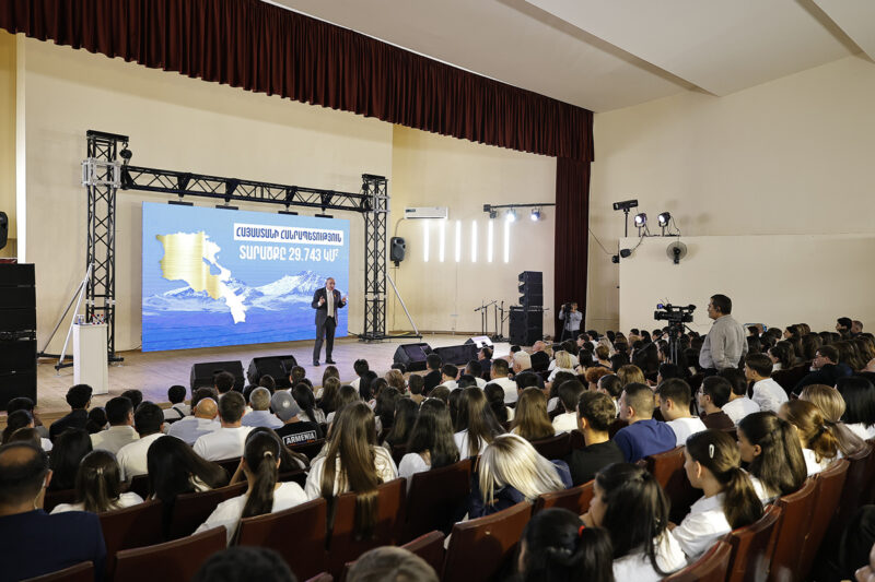 Փաշինյանն ուսանողներին և աշակերտներին ներկայացրել է Իրական Հայաստանի գաղափարախոսությունը